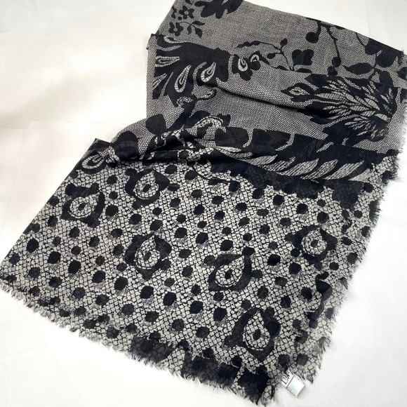 Diane Von Furstenberg Wool Silk Scarf 40x80 Black‎ Gray Floral Lightweight - Picture 7 of 7